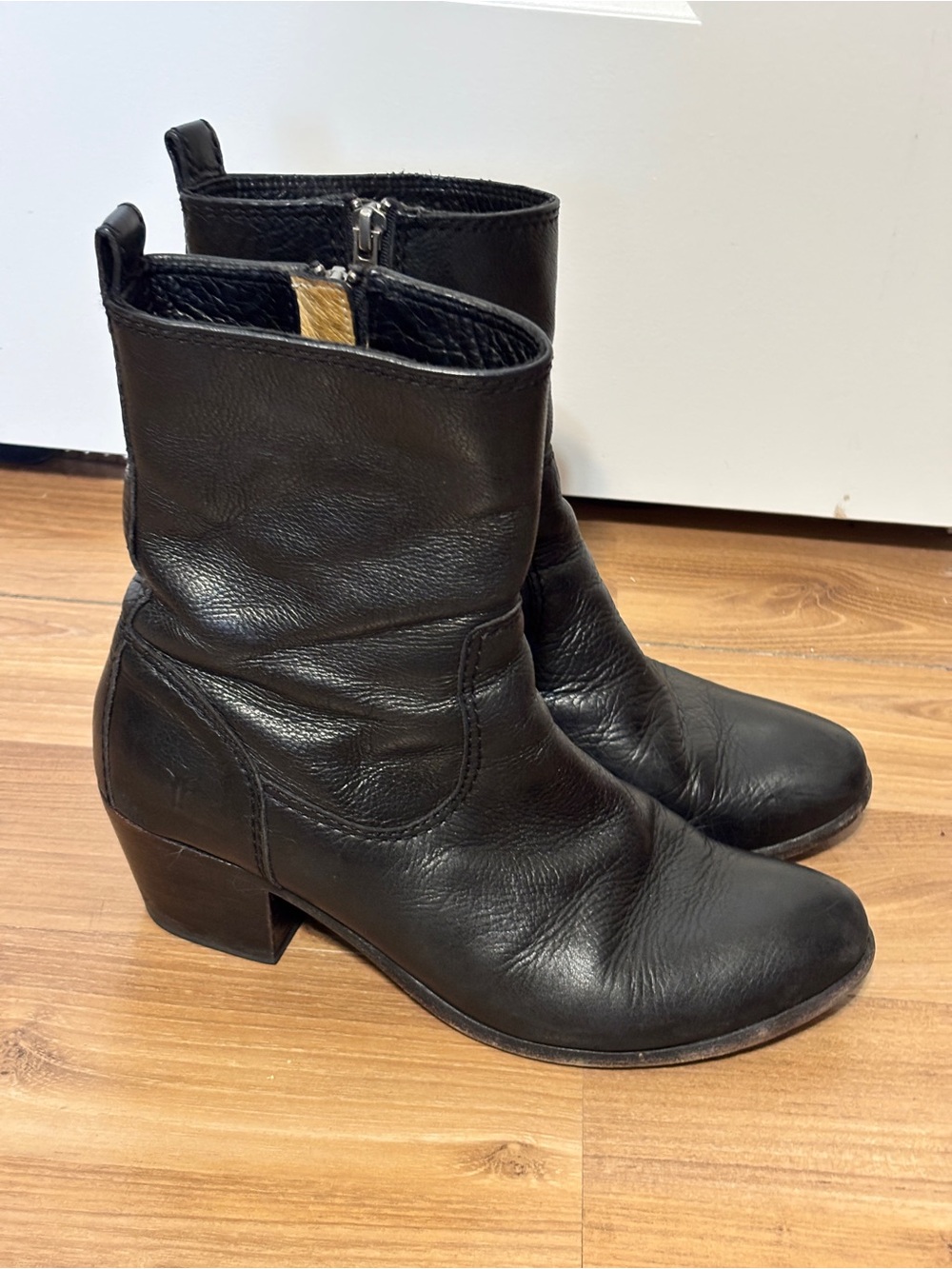 FRYE Courtney Zip Short Black Leather Ankle Boots Size 8 B